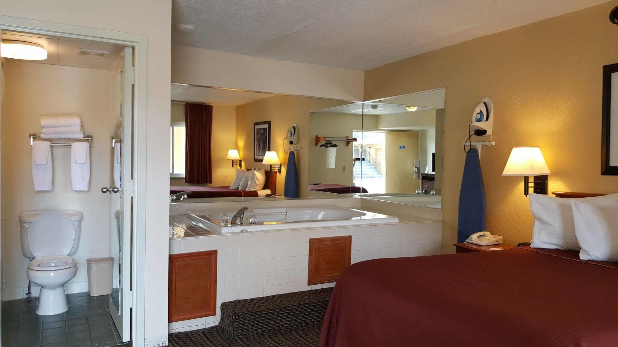 Cedar Cove Hotel Sandusky Exterior photo